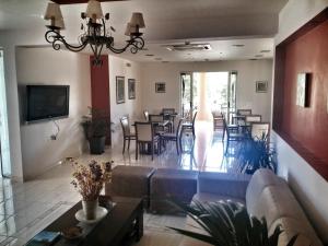 TV a/nebo společenská místnost v ubytování Ostria Hotel