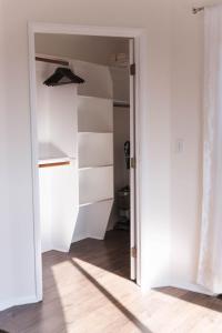 Billede fra billedgalleriet på Mid-Century Modern Hillside Escape With Dome and Views i Los Angeles