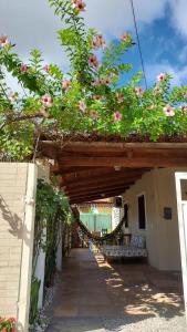a walkway with flowers on the roof of a building at Casa Nativa Guajiru in Trairi