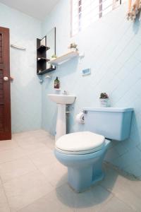 Un baño con un inodoro azul y un lavabo. en Casa Caribe, excellent location in Bocagrande, en Cartagena de Indias 49 fotos más