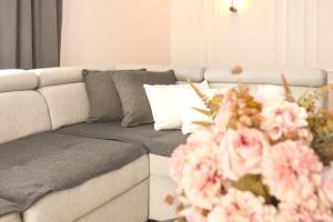 克拉列沃SleepAndGo的客厅配有粉红色花卉沙发