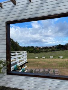 ein Fenster eines Hauses mit einem weißen Zaun in der Unterkunft Your refuge in El Yeco- Algarrobo in Algarrobo