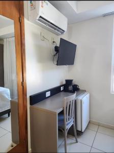 ジョアンペソアにあるJoao Pessoa Cabo Branco - Flat Vista Mar- 418- Green Sunset com piscina frente marの小さなキッチン(カウンター、冷蔵庫付)