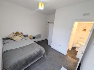Ένα ή περισσότερα κρεβάτια σε δωμάτιο στο All En-suite Home for Contractors, Families & Large Groups +7 φωτογραφίες