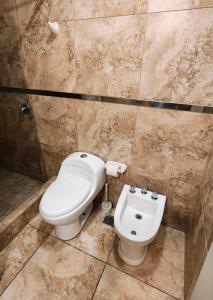 ビージャ・レヒナにあるDepto Civora 5のトイレと洗面台付きのバスルーム