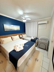 une chambre avec deux lits avec des serviettes dessus dans l'établissement Apartamento Casa Praiana - 200m do mar, com vista, à Fortaleza