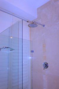 Ένα μπάνιο στο Cape Town Elegant Top Floor Stay with City Lights and Quiet Nights +4 φωτογραφίες