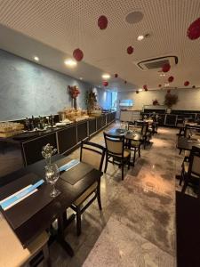 a dining room with tables and chairs in a restaurant at Beach Class Convation by MAI in Recife