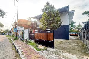 un bâtiment avec un portail sur le côté d'une rue dans l'établissement RedDoorz near RS Hermina Tangerang, 