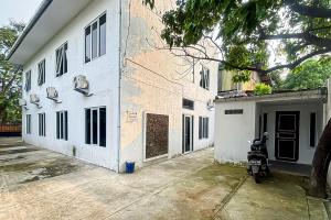 une moto garée devant un bâtiment dans l'établissement RedDoorz near RS Hermina Tangerang, 