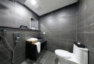 a bathroom with a toilet and a sink at Gaon Resort Byeongsan in Buan +32 photos