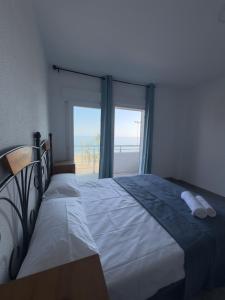 a bedroom with a bed with a view of the ocean at Apartamento VistaSol in Rincón de la Victoria