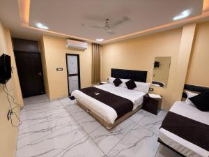 a bedroom with a bed and a large marble floor at Hotel Roshan in Ujjain