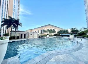 ein großer Pool in der Mitte eines Gebäudes in der Unterkunft AdahkuMaya Luxury Suites in Manila