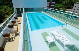 ジョアンペソアにあるJoao Pessoa Cabo Branco - Flat Vista Mar- 418- Green Sunset com piscina frente marの建物の屋上にあるプール