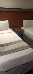 two beds sitting next to each other in a room at محبس الجن in Al Khansāk