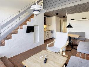 Televisyen dan/atau pusat hiburan di 6 person holiday home in Brovst-By Traum