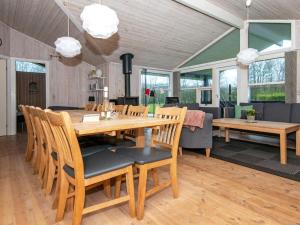 une salle à manger avec une table et des chaises en bois dans l'établissement 10 person holiday home in Sydals, à Sarup