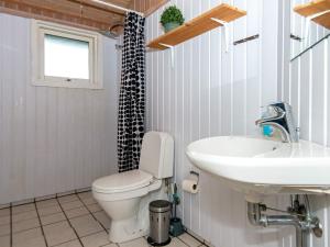 une salle de bains avec toilettes et lavabo dans l'établissement 10 person holiday home in Sydals, à Sarup 19 autres photos