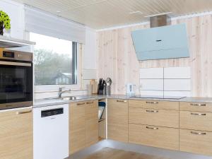 Dapur atau dapur kecil di 7 person holiday home in Vestervig-By Traum