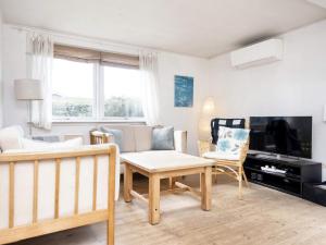 Μια τηλεόραση ή/και κέντρο ψυχαγωγίας στο 6 person holiday home in Børkop-By Traum