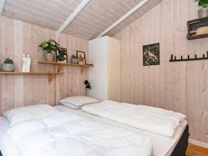 Cette chambre comprend un grand lit blanc. dans l'établissement 4 person holiday home in Hemmet-By Traum, à Hemmet