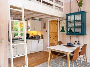 une cuisine et une salle à manger avec un lit mezzanine dans l'établissement 4 person holiday home in Hemmet-By Traum, à Hemmet