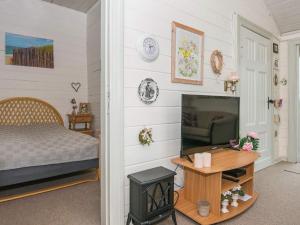 Μια τηλεόραση ή/και κέντρο ψυχαγωγίας στο 4 person holiday home in Rømø-By Traum