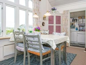 Η κουζίνα ή μικρή κουζίνα στο 4 person holiday home in Rømø-By Traum