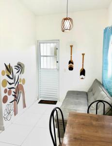 un salon avec un canapé et une table dans l'établissement Casa Beira Mar - Vista do Mar pela Janela da Sala, perfeita, em frente à praia da enseada Sesc Bertioga, à Bertioga