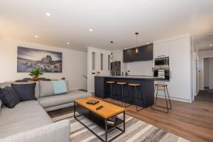 Dapur atau dapur kecil di Twin Apartments - Walk to Forest with Spa Pools