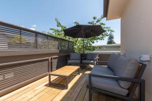 Balkoni atau teres di Twin Apartments - Walk to Forest with Spa Pools