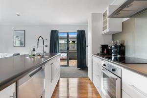Dapur atau dapur kecil di Twin Apartments - Walk to Forest with Spa Pools +25 gambar