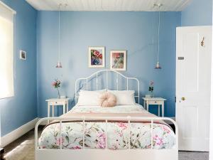 Кровать или кровати в номере Alice's Cottages