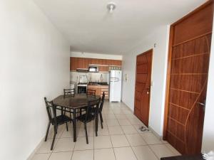 a kitchen and dining room with a table and chairs at Lindo e Confortavel Apto Ideal Torquato in Manaus
