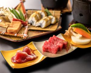 un grupo de platos de comida sobre una mesa en Yuzanso, en Otsu