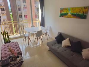 a living room with a couch and a table at Apartamento 801 - VILLA BOLIVARIANA in Valledupar