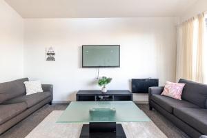 una sala de estar con un sofá y una mesa en Hidden Hideaway With Harbour View - Prime location, en Wellington 31 fotos más