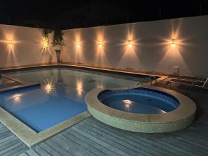 Bazén v ubytování Casa De Vidro Suite de Luxo nebo v jeho okolí