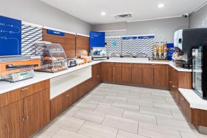 Η κουζίνα ή μικρή κουζίνα στο Holiday Inn Express Hotel & Suites Youngstown - North Lima/Boardman by IHG
