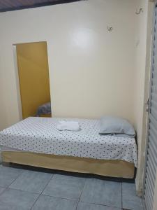 Chapéu ViradoにあるApartamento no Murubiraの鏡付きの部屋の小さなベッド1台