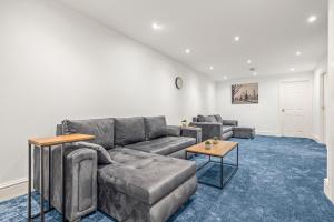 a living room with a couch and a table at Contractor Stays Sleeps 8 Free WiFi and Parking Near Centre Special Offer 20 Nights Plus in Nottingham
