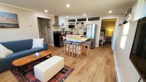 un soggiorno con un divano blu e una cucina di Ocean Surf a Eastern Passage