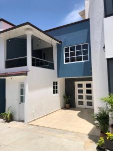 ein weiß-blaues Haus mit einer Auffahrt in der Unterkunft Casa Mireles in Oaxaca de Juárez