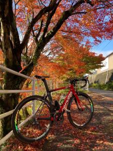 a red bike parked next to a fence at Suehiroya - Vacation STAY 60087v in Nakatsu
