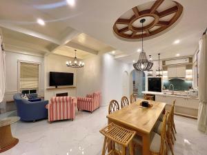 a living room with a dining table and a kitchen at Villa 4 phòng view biển novaworld phan thiết in Bình Tú