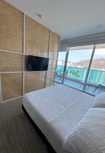 una camera da letto con un letto e una TV a schermo piatto di The pearl of Santa Marta, Caribbean Sea view a Gaira