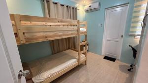 Postel nebo postele na pokoji v ubytování The Grand Escape - Suntrust Verona, Silang Cavite
