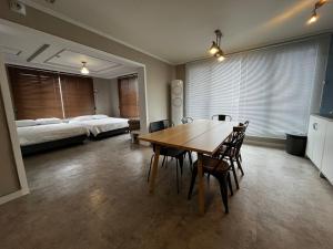 Postel nebo postele na pokoji v ubytování Heavenly Pent House