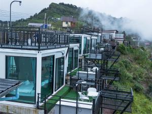 Pemandangan gunung umum atau pemandangan gunung yang diambil dari chalet +28 gambar